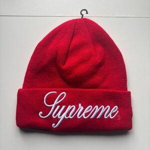 Supreme New Era  Red Script Logo  Beanie FW24 (One Size)
